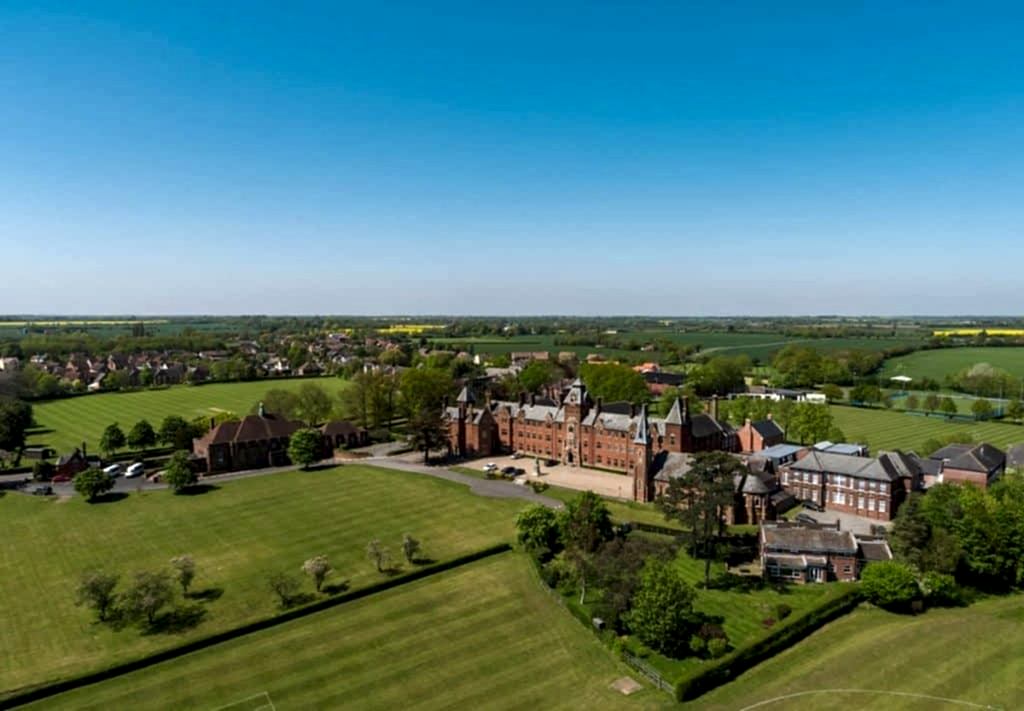 Vista aérea del campus de Framlingham, rodeado de campos de juego y tierras de cultivo