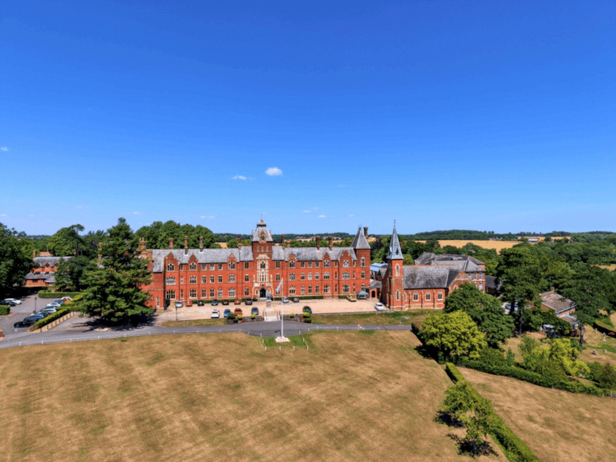 El edificio principal de ladrillo rojo de la Escuela de Verano ILH de Framlingham, visto desde el aire